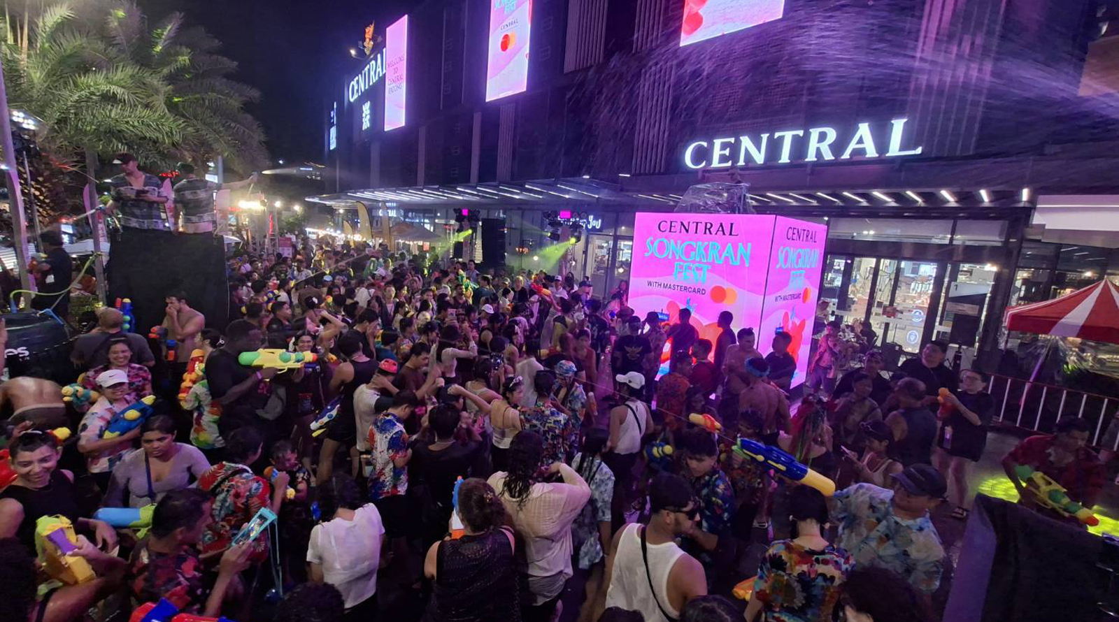 A Global Splash of Joy! ‘Central Songkran Fest’ Ends on a High Note  Tourists from Around the World Flock to Celebrate a Splash-Filled Songkran at Central Patong  While Fuelling Continued Summer Shopping and Travel Momentum at Central and Robinson Stores Nationwide