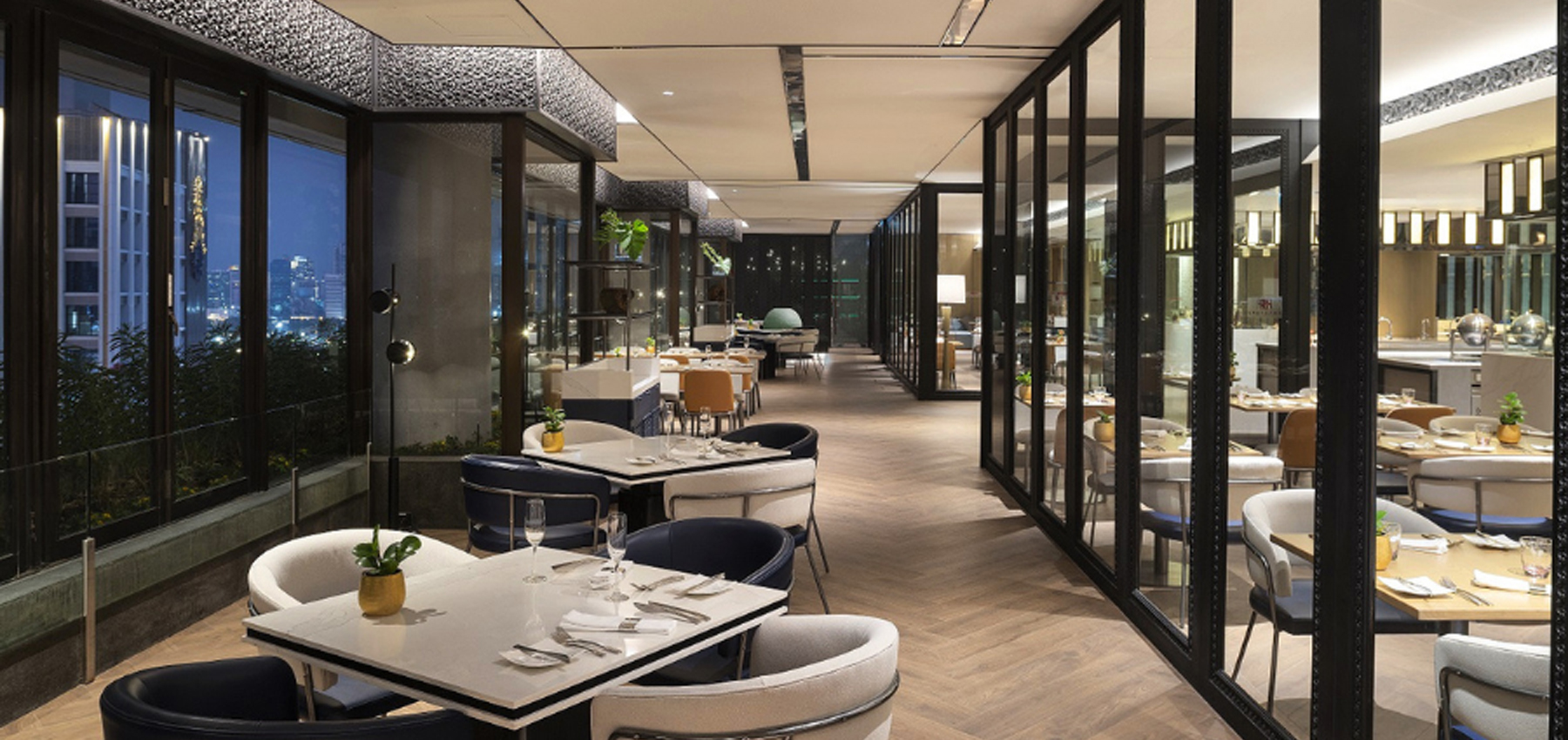 À La Minute All You Can Feast Indulge in a Friday evening feast featuring unlimited à la carte delights at Panorama Restaurant, Crowne Plaza Bangkok Lumpini Park